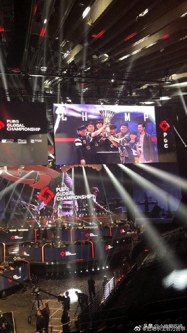 记者：那不勒斯可能引进中锋，齐尔克泽和米神被推荐给了他们